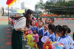 小学生中秋节猜灯谜,小学生欢度佳节智慧盛宴”
