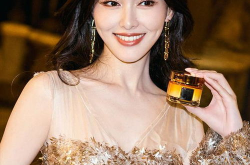 网红和女星,跨界融合，演绎时尚新篇章”
